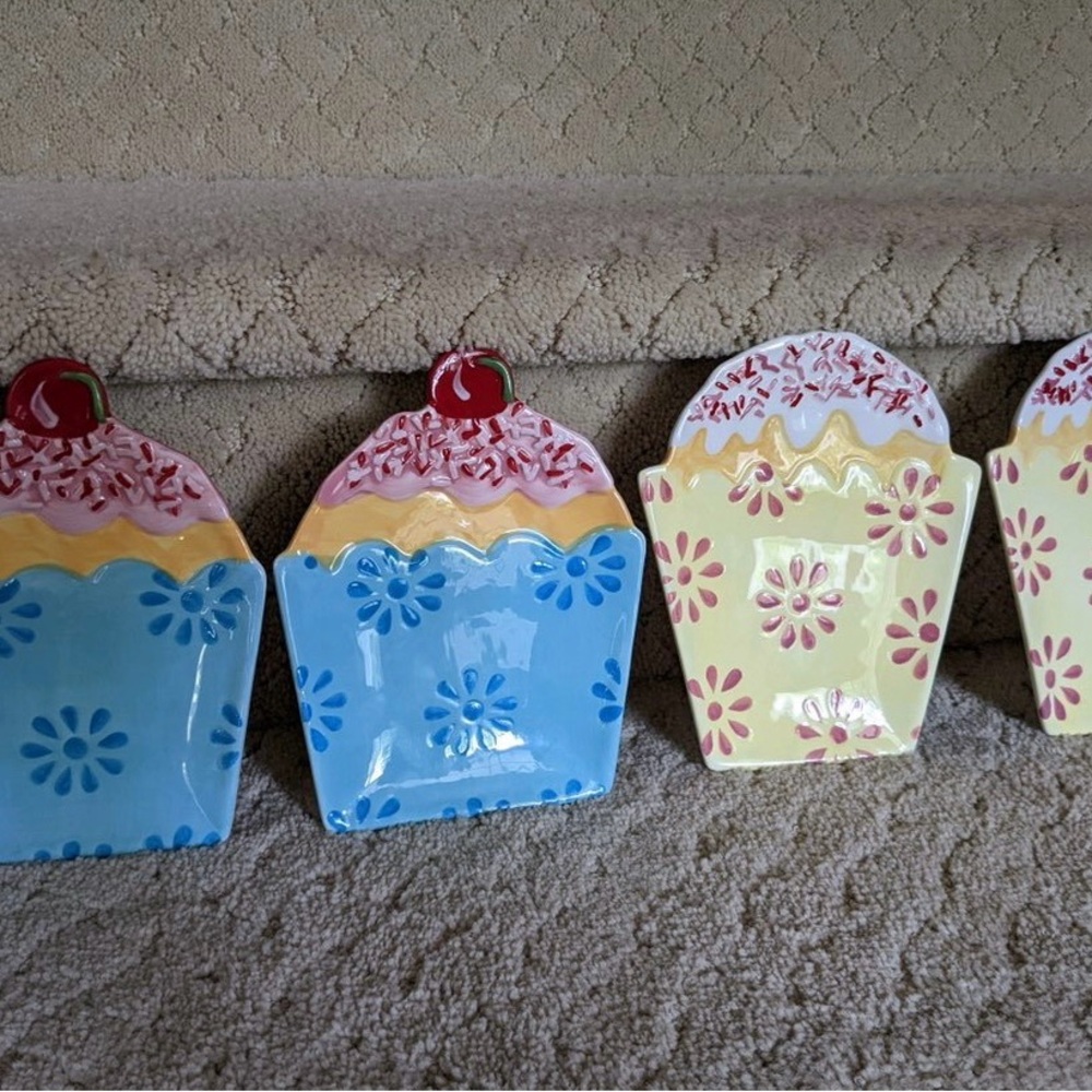Boston Warehouse Cupcake Plate - Set of 8 - Picture 2 of 5